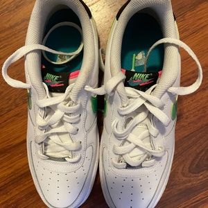 Gently used(worn twice) boys size 7 Air Force 1 green low top. Great condition!